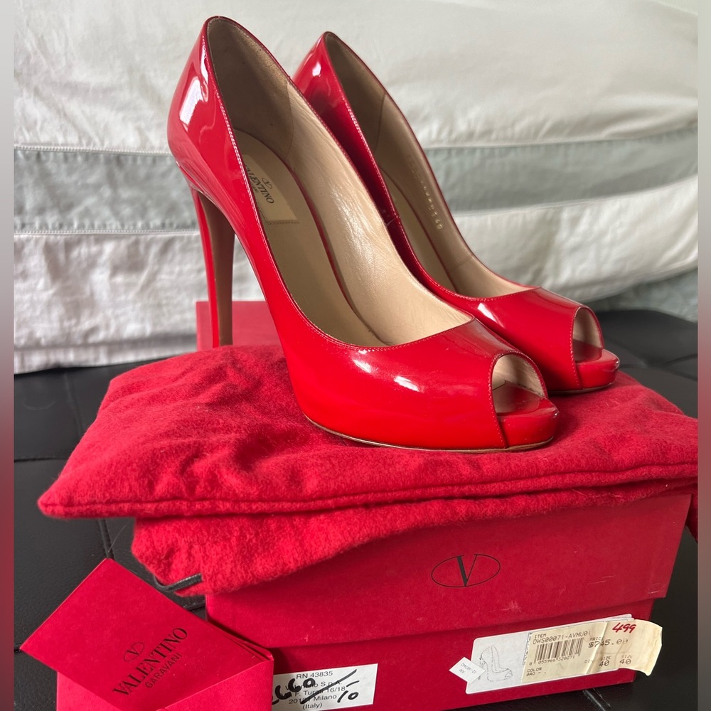 Never worn Valentino red heels with gold rockstud details.